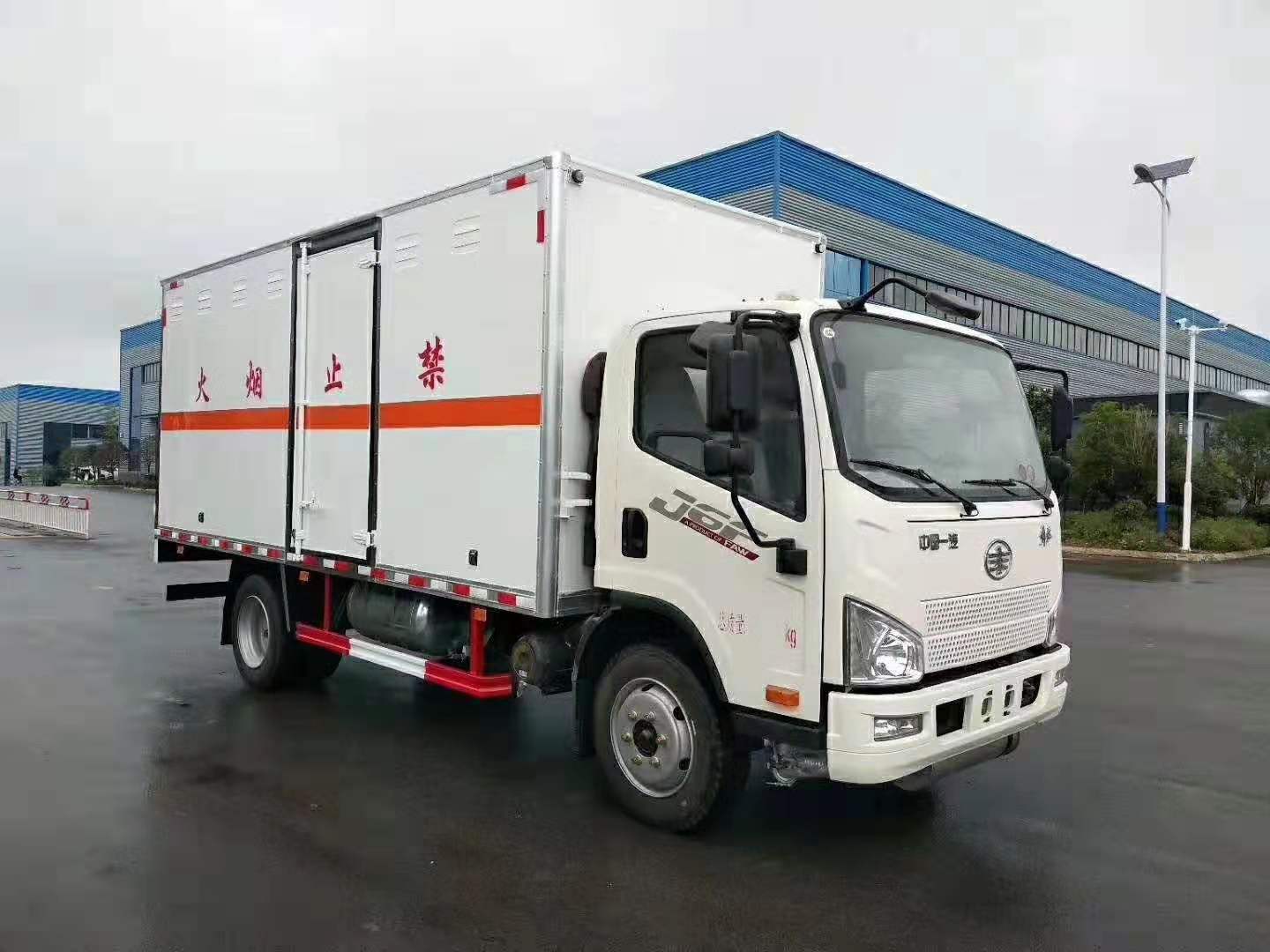 解放5.1米(額載7噸)氣瓶廂式運(yùn)輸車