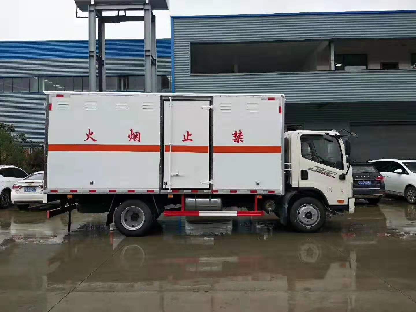 解放5.1米(額載7噸)氣瓶廂式運(yùn)輸車