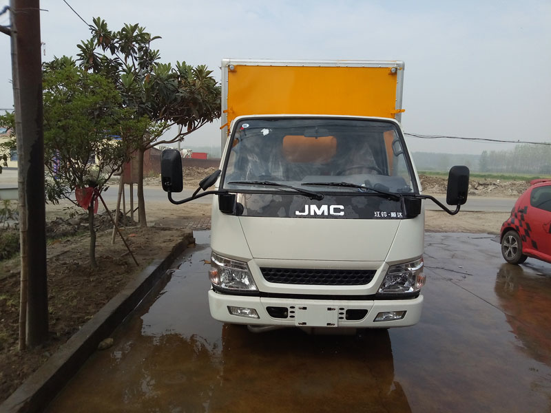 江鈴4.1米(藍(lán)牌)易燃固體廂式車(chē)