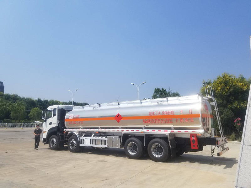 國(guó)六東風(fēng)天龍前四后八油罐車