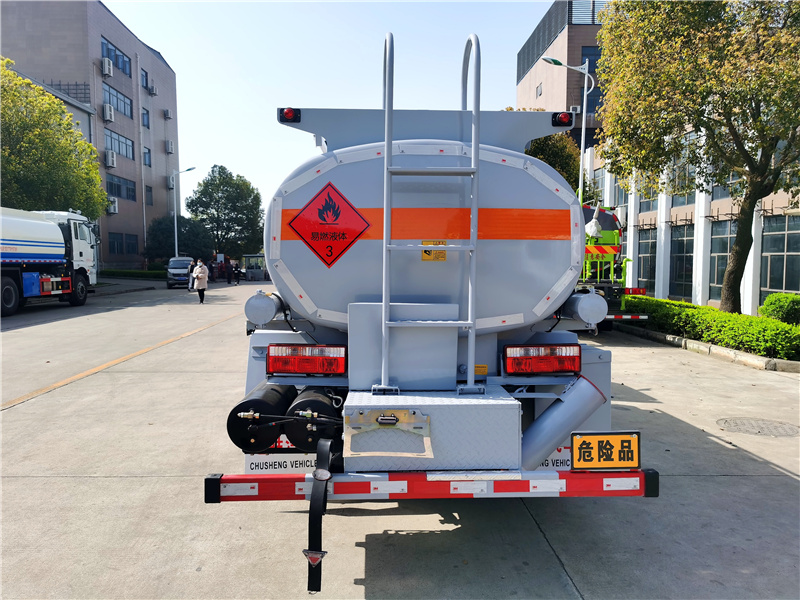 東風多利卡5噸油罐車