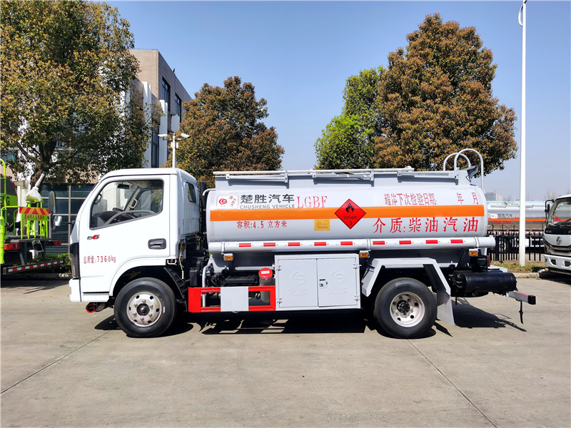 東風多利卡5噸油罐車